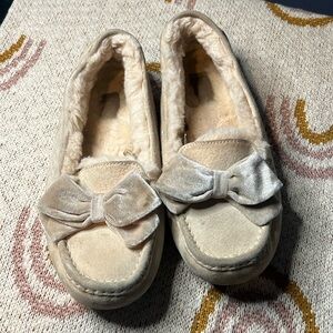 UGG CLARA BOW WOMEN SLIPPER SUEDE light tan/beige US women’s size 9
